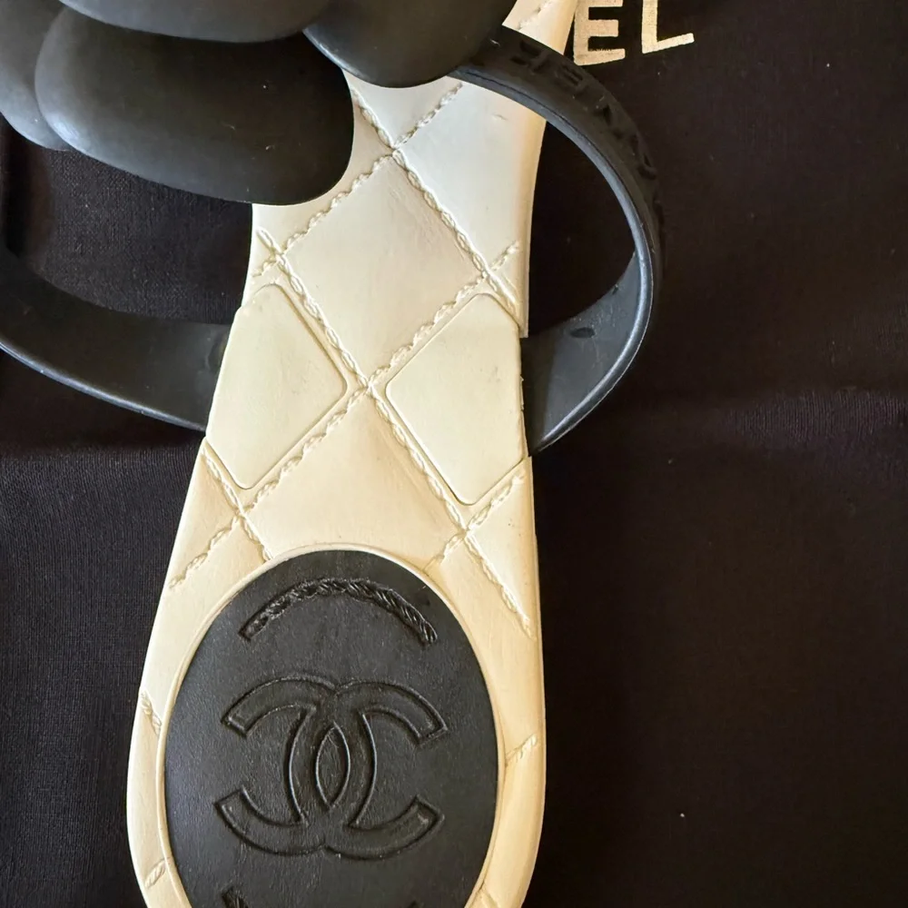 CHANEL Black Camellia Thong Sandals with Quilted Ivory Footbed - Picture 3 of 5